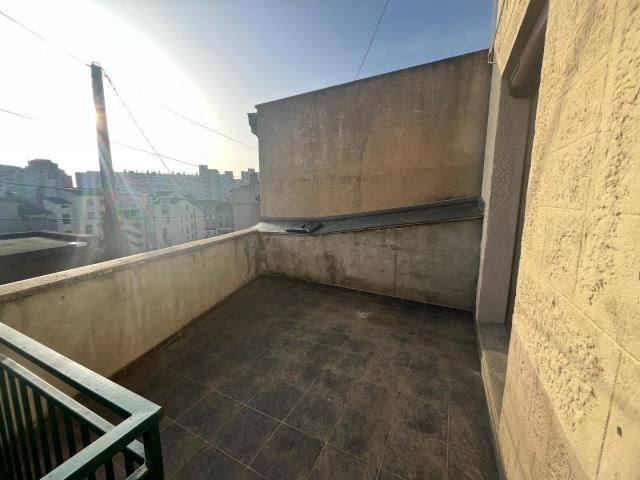 APPARTEMENT TYPE 3 RENOVE AVEC TERRASSE PRIVATIVE / VALBENOITE /.