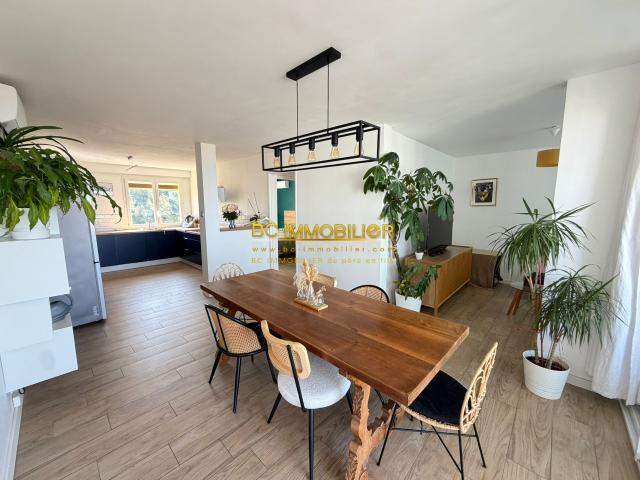 ROUVIERE: APPARTEMENT TYPE 3/5 80M2 ETAGE TRES ELEVE bénéficiant d'une magnifique vue mer