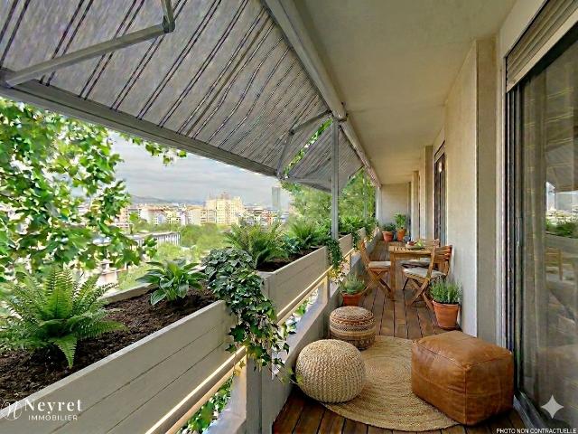 Appartement Type 5 traversant avec vue dégagée Quartier Mo. 91m² Lyon 8ème