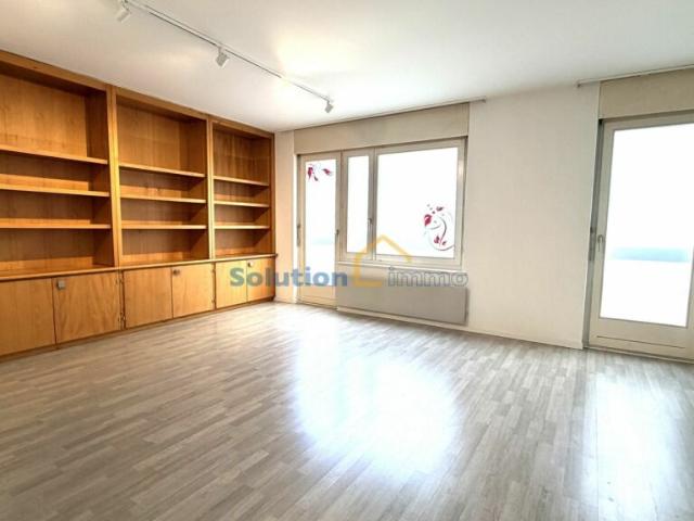 Appartement + un bureau, bénéficiant d'un emplacement central