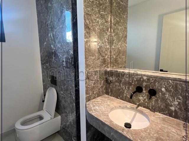 Appartement vide 3 chambres avec jardin Ain Diab