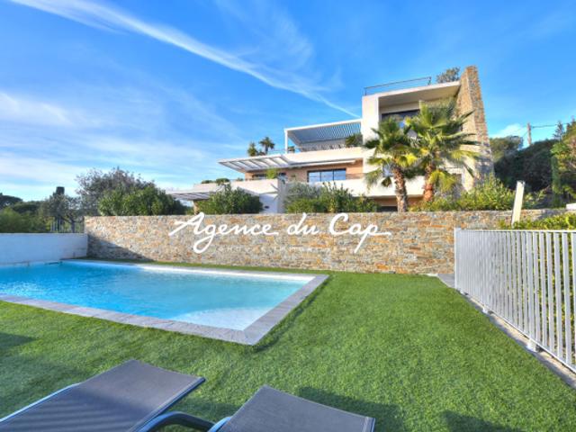APPARTEMENT VILLA TOIT 5 PIECES VUE MER PANORAMIQUE TERRASSE SOLARIUM JACCUZZI PISCINE GARAGE PLAGE ET COMMERCES A PIED A SAINT RAPHAEL BOULOURIS