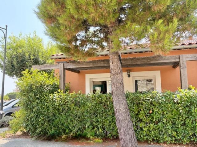 Appartement Villa d'angle avec entrée indépendante À Vendre 2 pièces en excellent état dans petit copropriété excellement entretenue, sécurisée et gardiennée avec les commodités