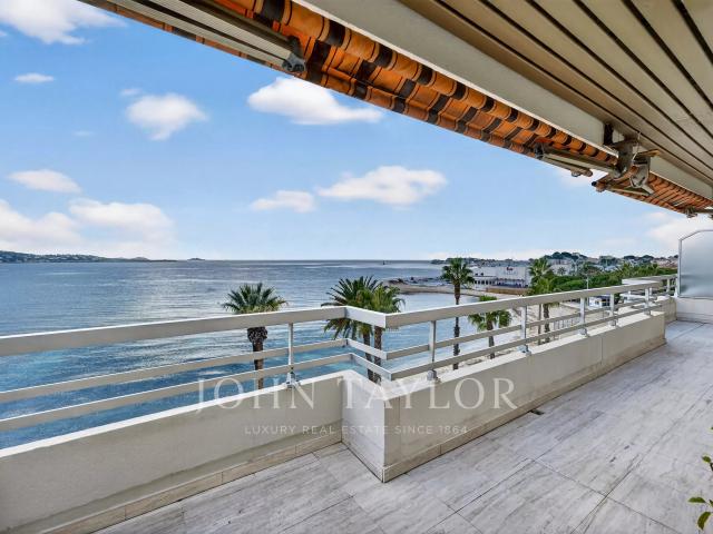 Appartement vue mer en dernier étage avec rooftop et garage – Bandol