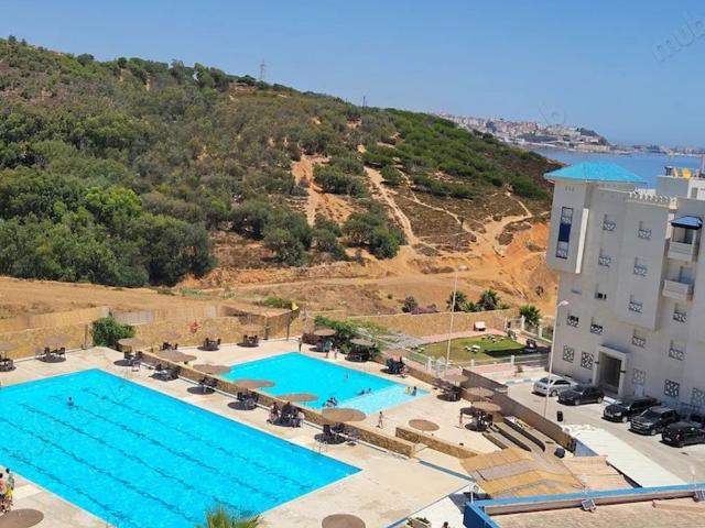 Appartement vue sur piscine et forêt