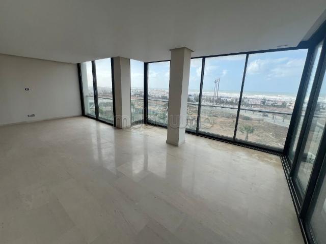 Appartement à louer à Ain Diab. 3 belles chambres. Vue sur mer et porte blindée