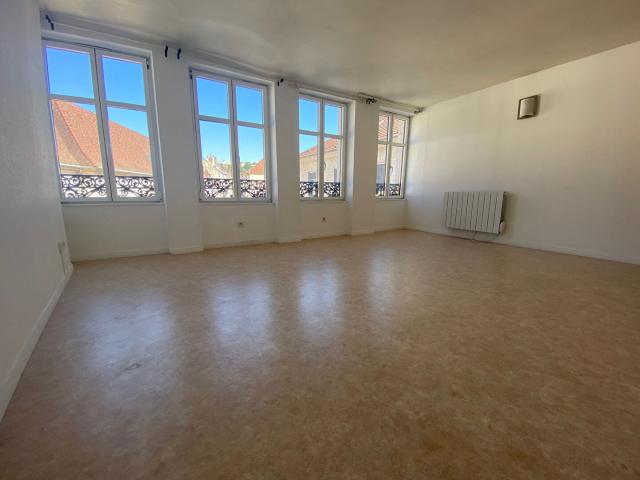 APPARTEMENT à louer à BESANCON CENTRE VILLE 1 pièce Ref: 01225 T1 BIS DUPLEX
