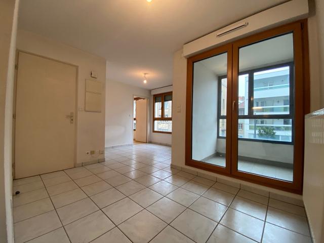 APPARTEMENT à louer à BESANCON QUARTIER CHAPRAIS 1 pièce T1 BIS dans immeuble de Standing avec piscine