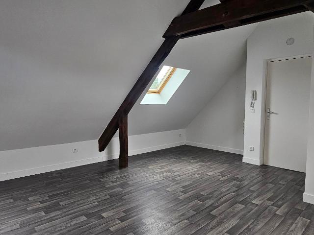 Appartement à louer à Drocourt, Île de France, €
