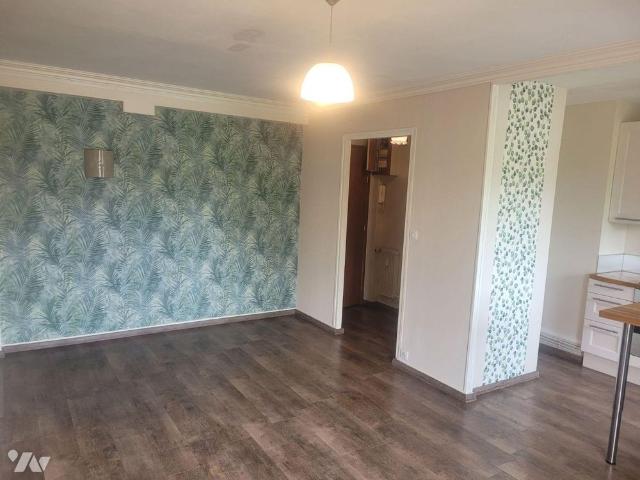 Appartement à louer à Eu 76260. Appartement situé au troisième étage avec balcon et compre.