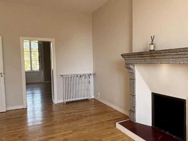Appartement à louer à Fougères, Bretagne, €