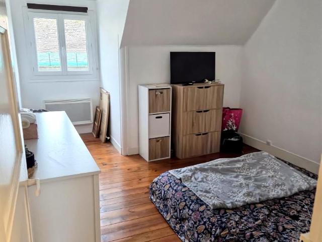 Appartement à louer à Hom, Normandie, €