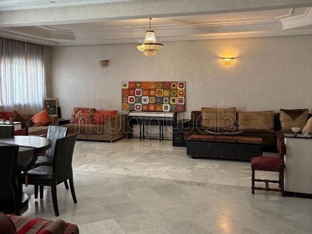 Appartement à louer à Mers Sultan. 4 chambres agréables. Service de concierge, cheminée