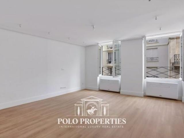 Appartement à louer à Paris 8Ème