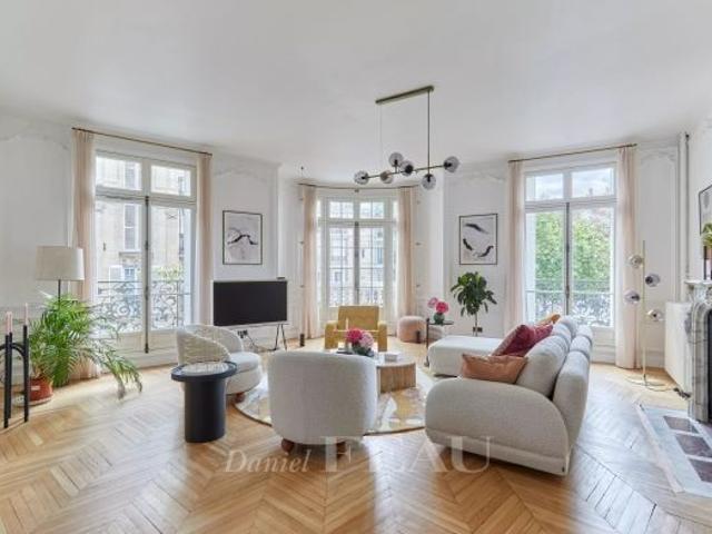 Appartement à louer à Paris 8Ème