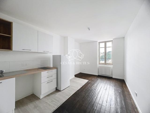 Appartement à louer – entièrement rénové, 2 chambres et belle vue