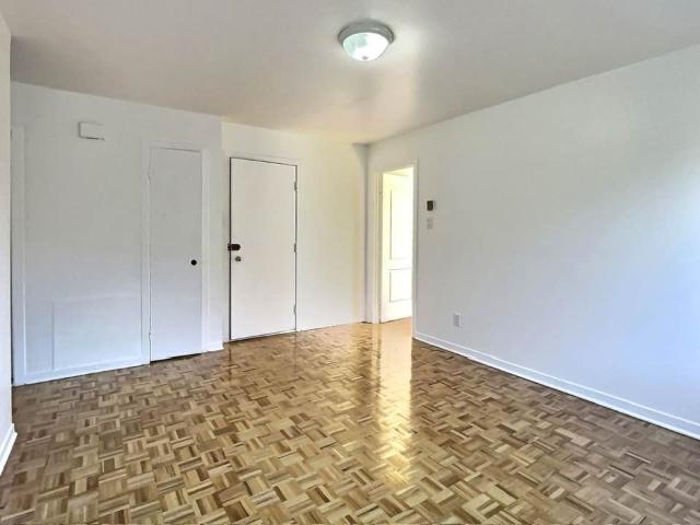 Appartement à Louer rue Pierre Elliot Trudeau, Saint Léonard Montréal 9 photos | Logis Québec