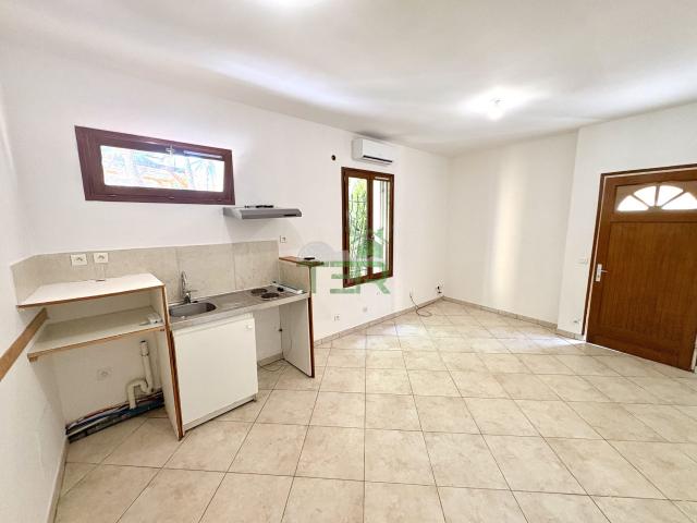 Appartement à louer, 2 pièces NIMES 30000