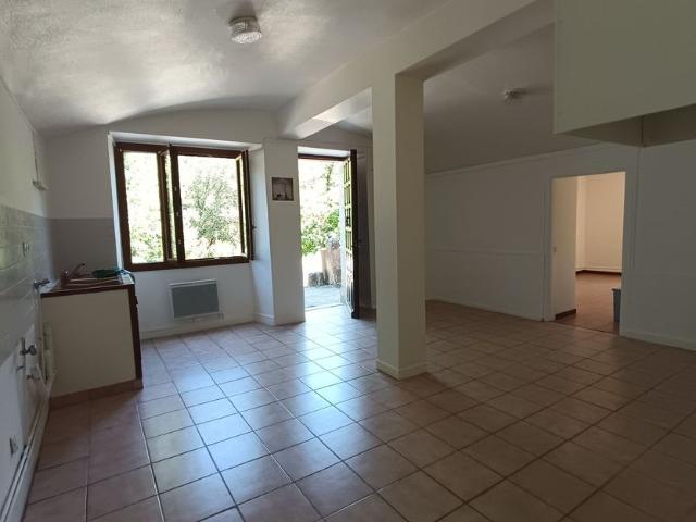 Appartement à louer 2 pièces • Banne