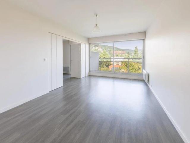 Appartement à louer 2 pièces 77.94m²