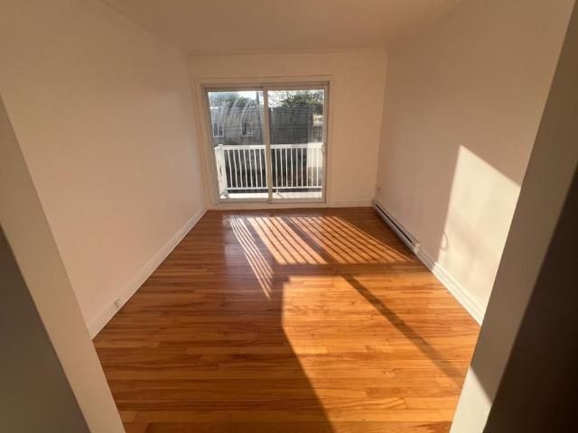 APPARTEMENT À LOUER 41/2 5 MINUTES À PIED DU MÉTRO CADILAC LIGNE DIRECT AU CENTRE VILLE TRÈS TRANQUILLE TRÈS PROPRE TRÈS TRANQUILLE TRÈS ÉCLAIRER PAS