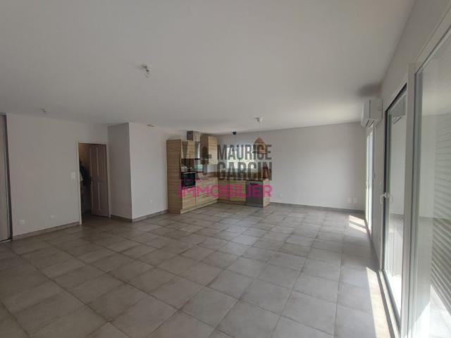 Appartement à louer, 4 pièces Velleron 84740