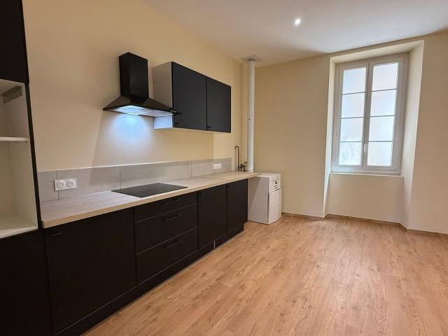 Appartement à louer 4 pièces 144 m
