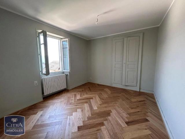 Appartement à louer 4 pièces 137.05m²