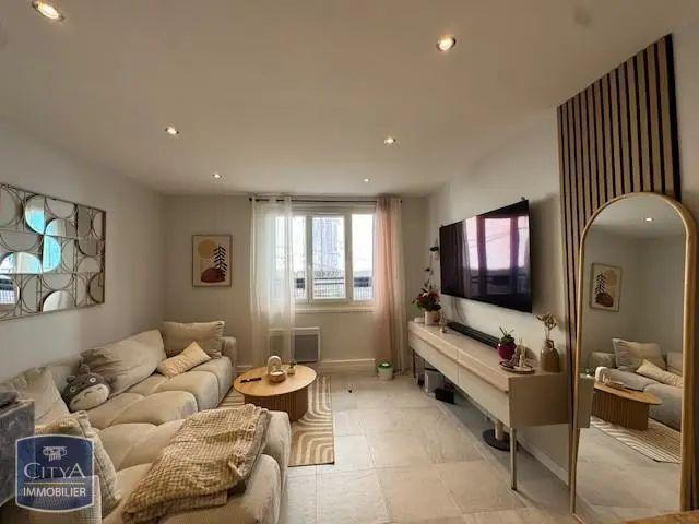 Appartement à louer 4 pièces 82m²