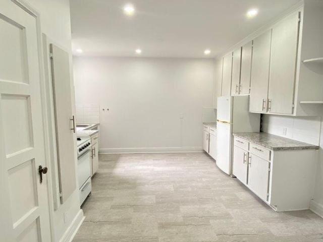 Appartement à Louer 5821 CHEMIN COTE ST LUC, Montréal 16 photos | Logis Québec