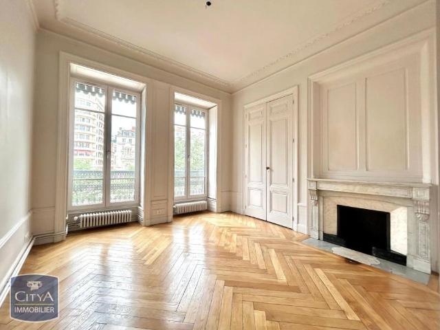 Appartement à louer 5 pièces 124.5m²