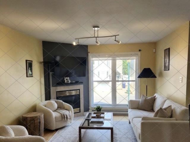 Appartement à Louer 6376 rue de l’Émerillon, Sainte Rose Laval 13 photos | Logis Québec