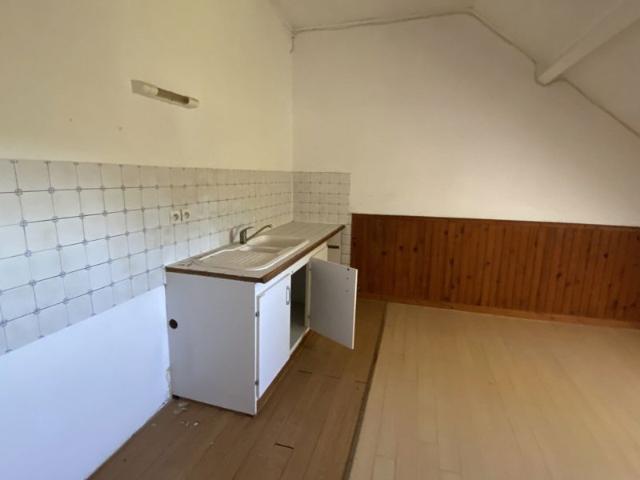 Appartement à rénover avec ascenseur et parking. Au coeur des sites touristiques