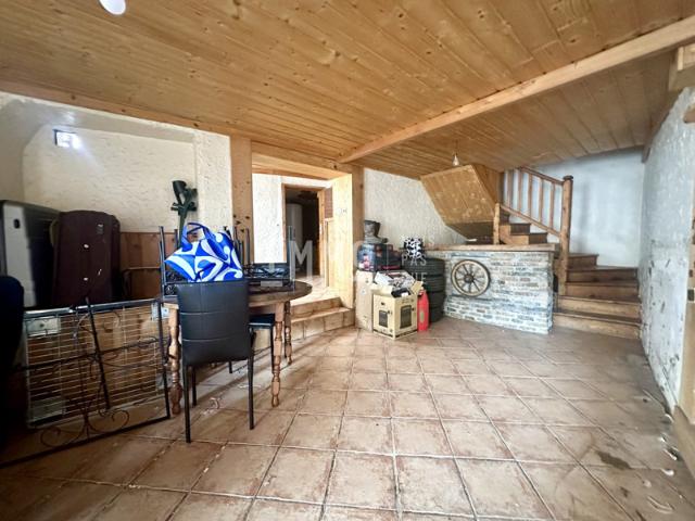 Appartement à rénover dans maison de village