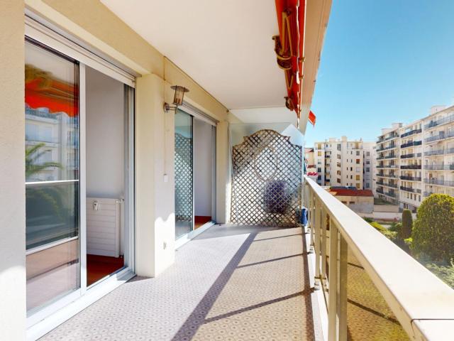 NICE RUE DE FRANCE: VASTE 3 PIÈCES TRAVERSANT AVEC TERRASSE