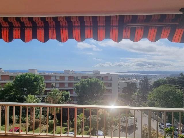 3p terrasse vue mer et parking Corniche fleurie
