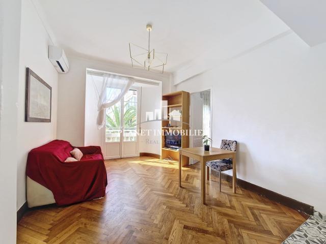 JUAN LES PINS SUPERBE 2 PIECES EN ETAGE ELEVE EXPOSE SUD AVEC