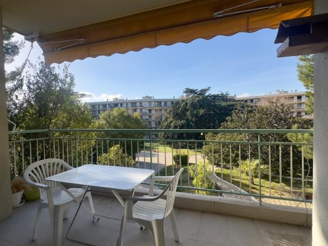 Appartement à vendre 5 pièces MARSEILLE 9EME ARRONDISSEMENT, avec terrasse, balcon, vue dégagée. cave. Stationnements libres et possibilité box