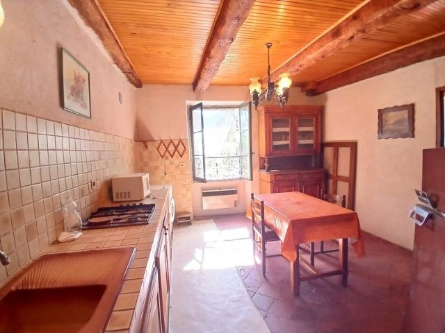 Grand appartement deux pièces en rez de chaussée à rénover