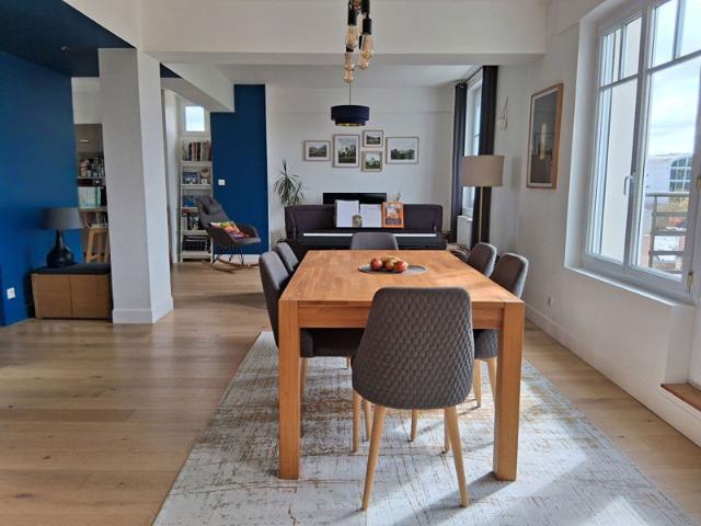 Appartement à vendre 6 pièces, 126 m2, centre ville Rennes, très bon état. Garage. Ascenseur