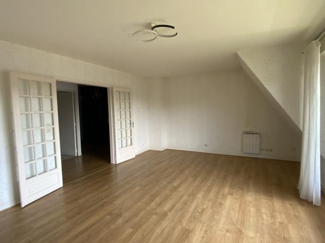 Appartement 4 pièces 93 m2, avec balcon, cave, parking sous sol