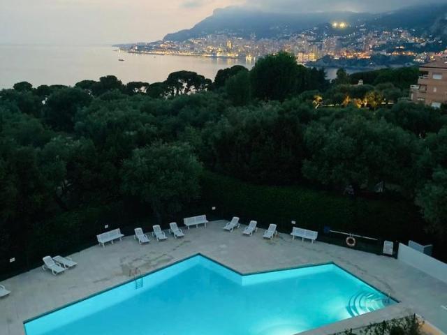 PLATEAU DU CAP MARTIN: SUPERBE 2P REZ DE JARDIN