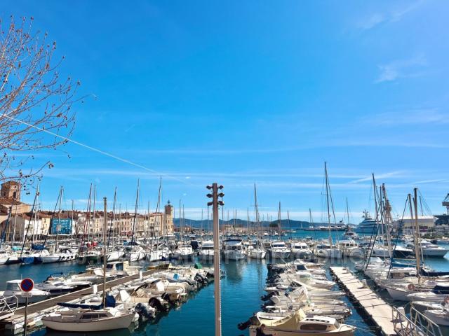 Face au Vieux port de La Ciotat, bel appartement traversant 3