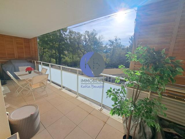 Appartement de type 4 avec terrasse et stationnements