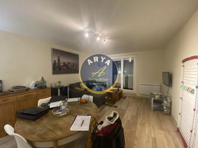 Bel appartement 64 m2 en bon état, deux chambres, balcon, cave