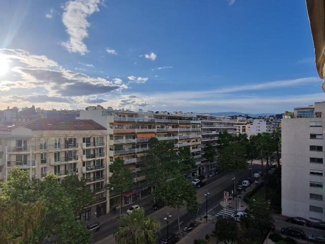 CANNES à vendre 2 pièces de 51 m² avec terrasse Ouest en étage é
