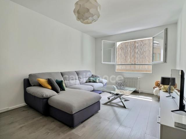 Appartement à vendre 2 pièces 48,70 m² PARIS 20EME ARRONDISSEMENT 75 en excellent état au sein d'une résidence standing