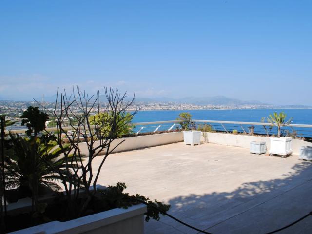 APPART TERRASSE ETAGE ELEVE PIEDS DANS L EAU