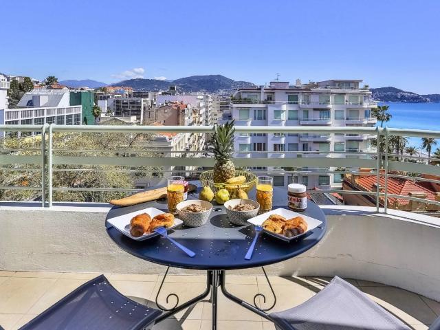 Terrasse vue mer 3 pièces sur la Promenade des Anglais en dern