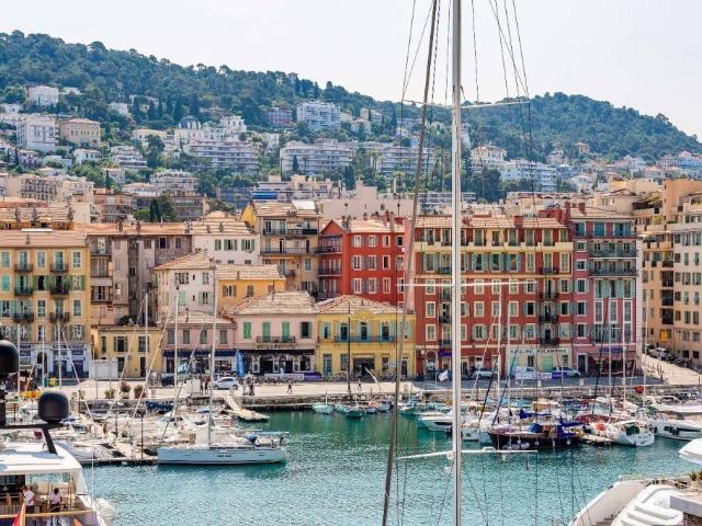 PORT DE NICE 5P RENOVE VUE MER TRAVERSANT